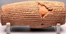 Het decreet van Cyrus over mensenrechten is geschreven in de Akkadiaanse taal op een cilinder van gebakken klei.